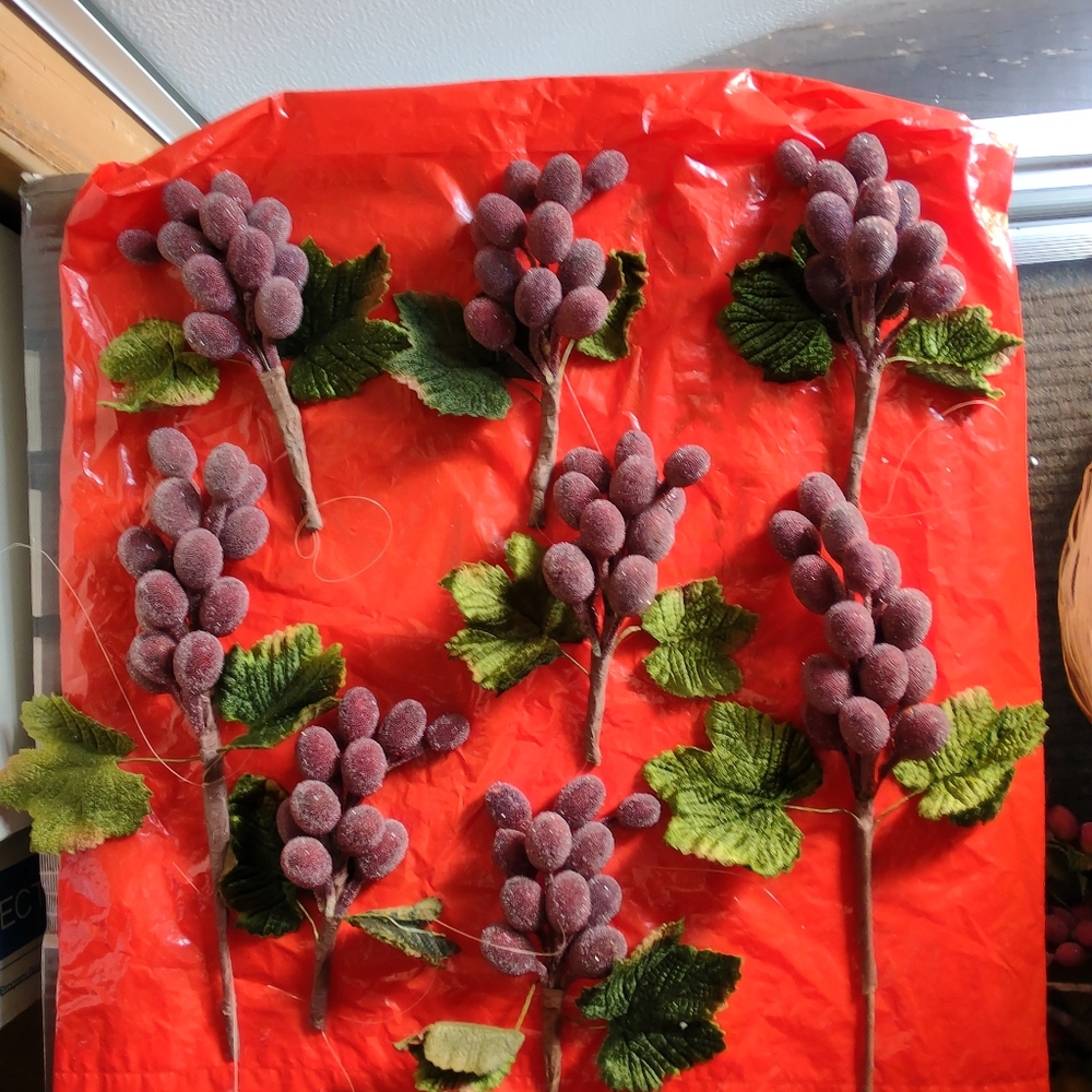 BRAND NEW!!! VINTAGE MIDWEST BUNDLE OF EIGHT DECORATIVE ARTIFICIAL GRAPES.